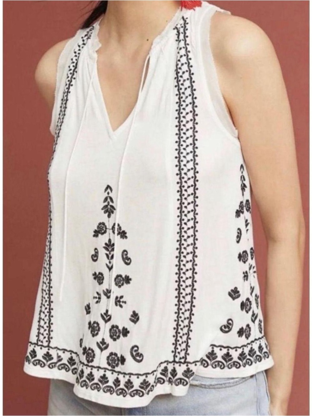 XS (READ) Anthropologie Akemi + Kin White Tank Top with Black Embroidery